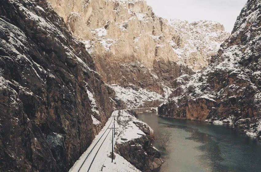  Erzincan’daki masalsı kanyonlar turizmcileri cezbediyor