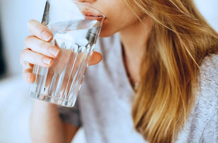 Meğer suyu yanlış içiyormuşuz! Neden soğuk su içilmemeli?