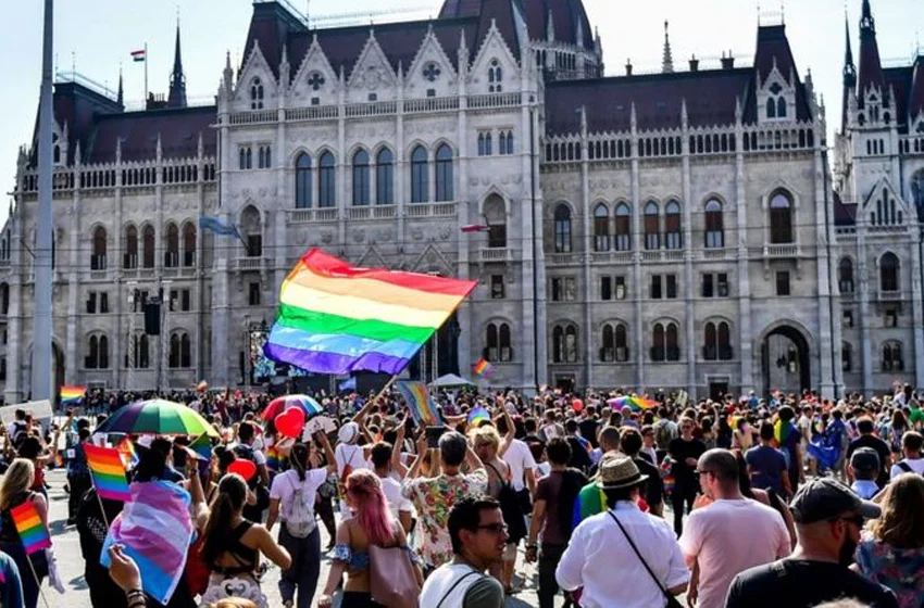 Macaristan hükümeti eşcinsel çiftlerin evlat edinmesini yasaklamak istiyor