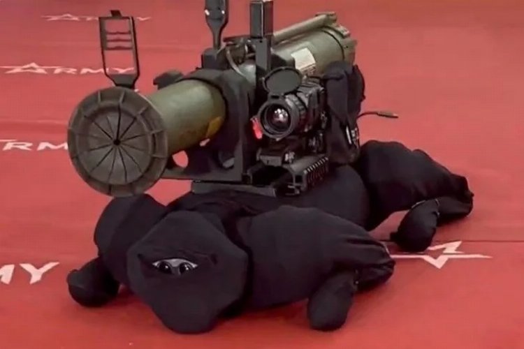 Rusya'nın yeni silahı: Roketatarlı robot köpek