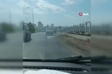 Adana'da bir kişi otomobiline at bağladı!