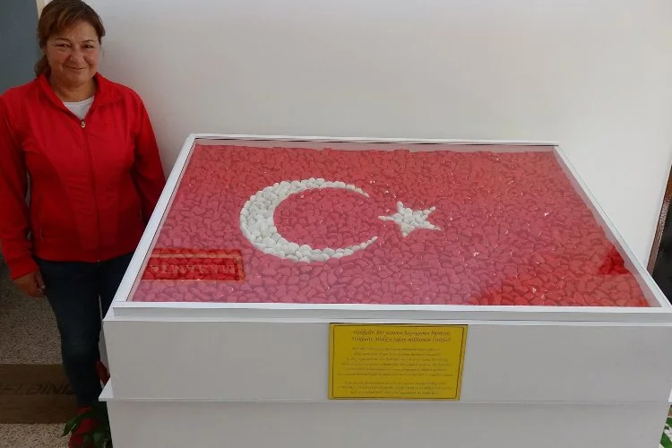 Bir gecede ilçedeki Türk bayraklarını değiştirdi Bayrak aşkı hayran bıraktı!