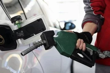 Benzin fiyatları yeniden iki ayın zirvesinde
