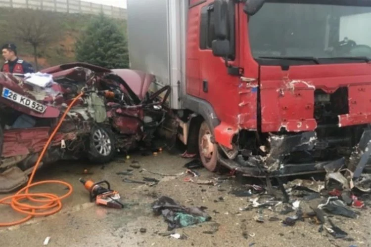 Bursa’da feci kaza! otomobil ile kamyon çarpıştı: 5 ölü