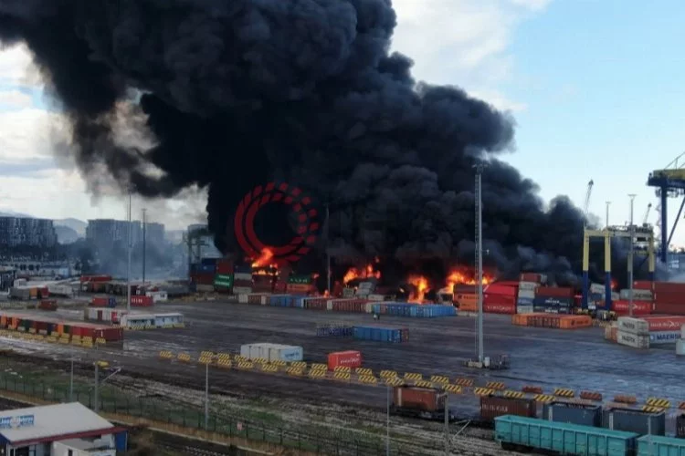 Depremden sonra limanda çıkan yangın devam ediyor