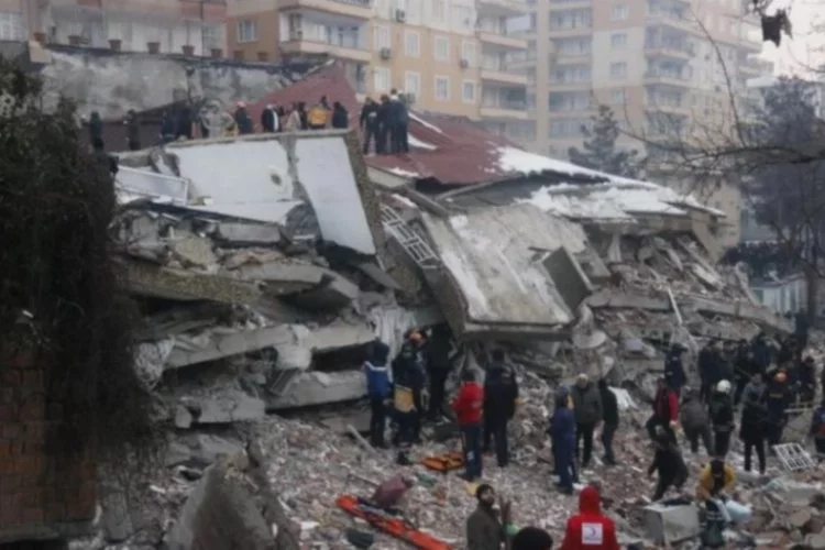 Diyarbakır'ı deprem vurdu: 7 bina yıkıldı, 6 kişi hayatını kaybetti