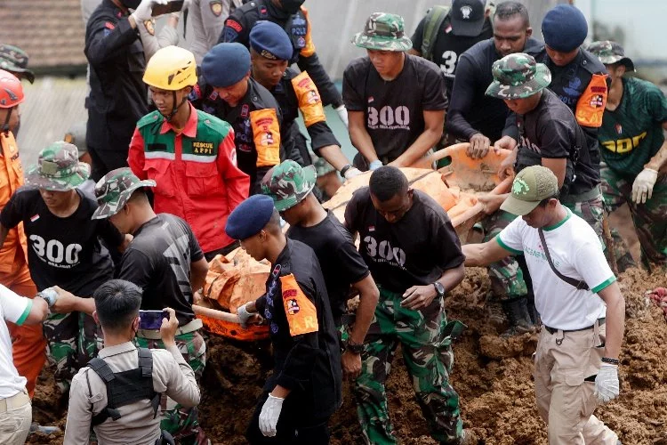 Endonezya'da meydana gelen depremde bilanço ağırlaşıyor