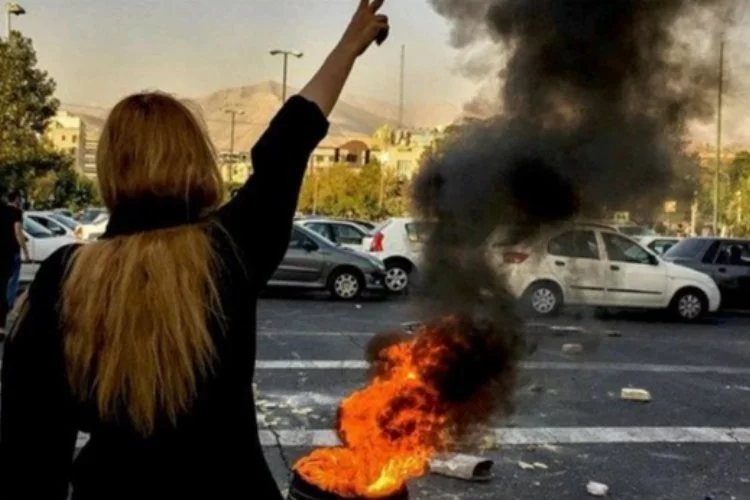 İran'da ilk kez bir eylemciye idam cezası