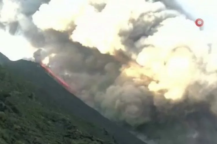 İtalya'daki Stromboli Yanardağı'nda patlama meydana geldi.
