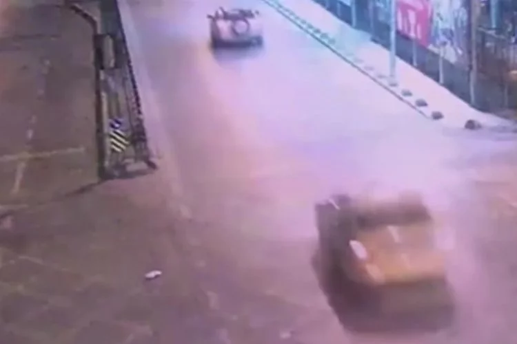 Kadıköy'de taksici dehşeti: iki kadının peşine takıldı, bilerek araçlarına çarptı