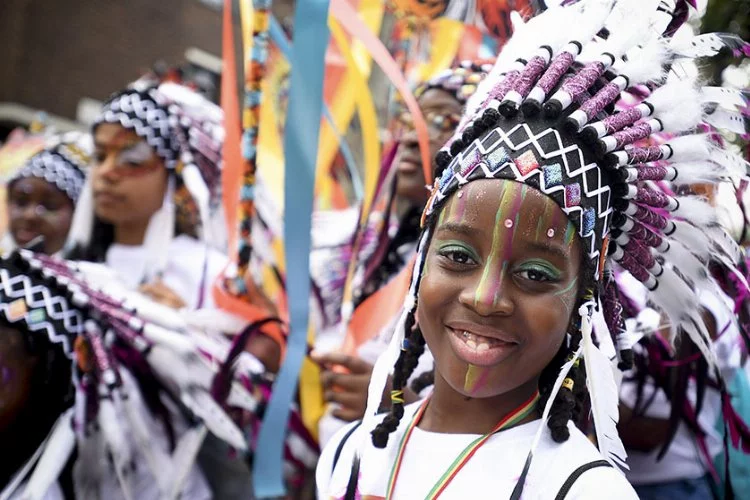 Notting Hill Karnavalı 2 yıl aradan sonra başladı! Binlerce kişi katıldı
