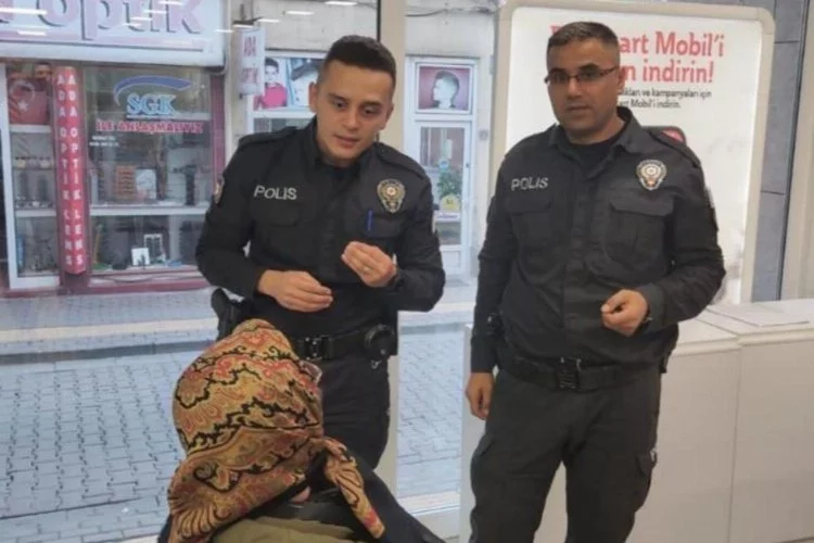 Polisin dikkati yaşlı kadının parasını kurtardı