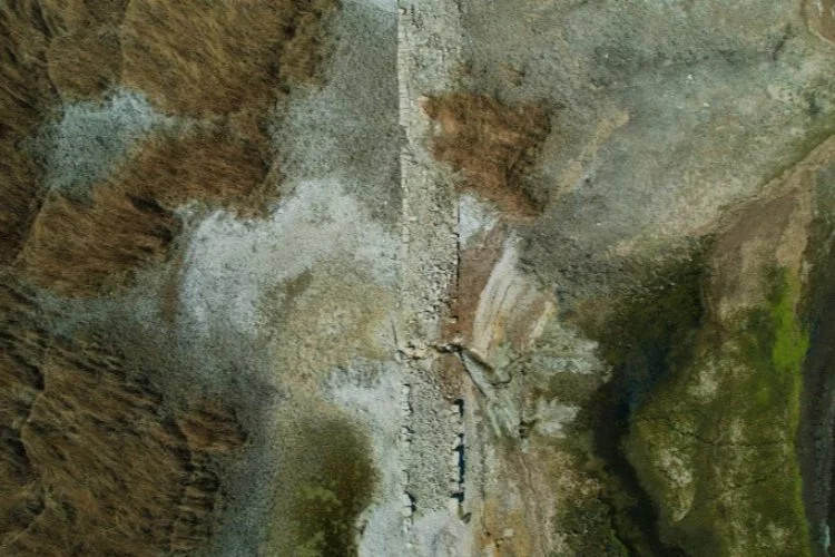 Suların çekildiği Terkos Gölü'nde tarihi yol ortaya çıktı