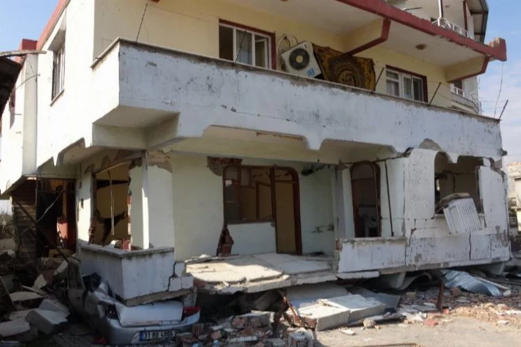 Suriye'de evi bombalandı, Türkiye'de depremde yıkıldı