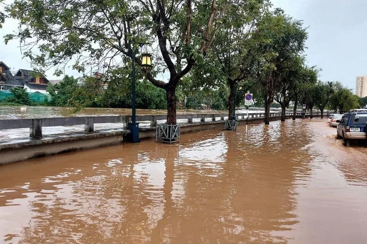 Tayland'da muson yağmuru kabusu! Nehirler taştı