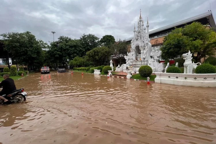Tayland'da muson yağmuru kabusu! Nehirler taştı