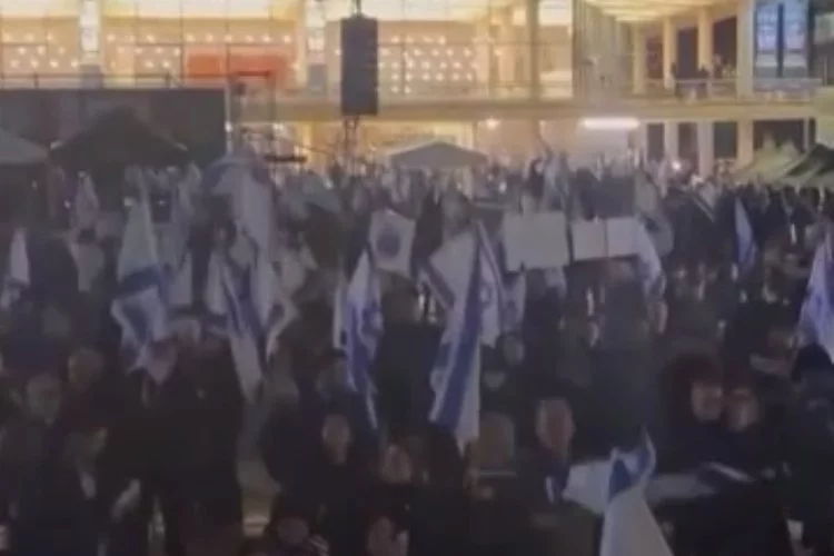 Tel Aviv'de binlerce kişi Netanyahu hükümetini protesto etti
