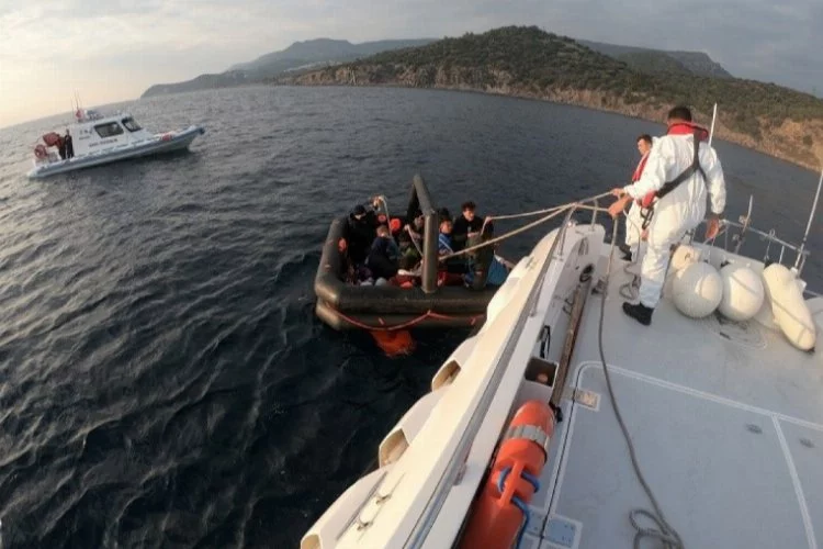 Yunan unsurları tarafından ölüme terk edilen 61 kaçak göçmen kurtarıldı